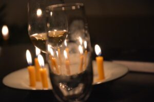 Neujahrstisch mit Kerzen und Glas