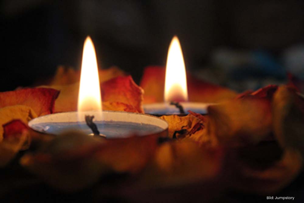 Bild zweier brennender Kerzen